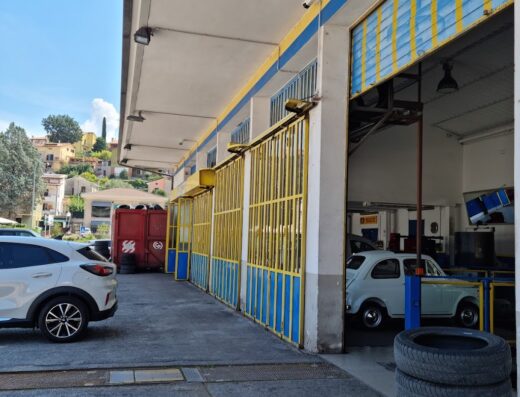 Equicon Snc dei fratelli L.M.L. Pantalla, gommista a Perugia, officina con auto d'epoca e pneumatici impilati, servizio di riparazione e sostituzione gomme.