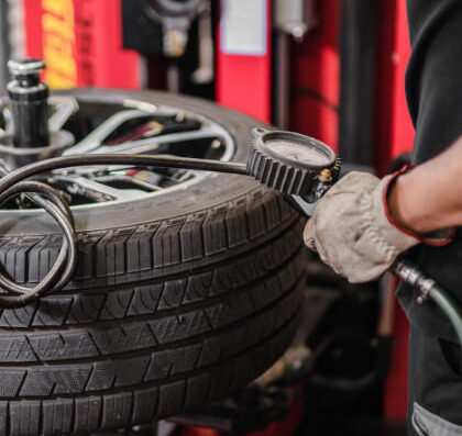 Gommista Vittorini Snc: Manometro controlla la pressione di un pneumatico per moto. Servizi professionali per motociclisti.