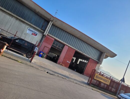 Gommisteria Vrapi: officina specializzata nella riparazione e sostituzione di pneumatici per moto, con insegna ben visibile e spazio di lavoro ampio.