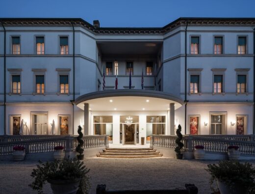 Grand Hotel Terme Riolo: Esterno elegante dell'hotel termale con illuminazione serale, ingresso principale e architettura classica.