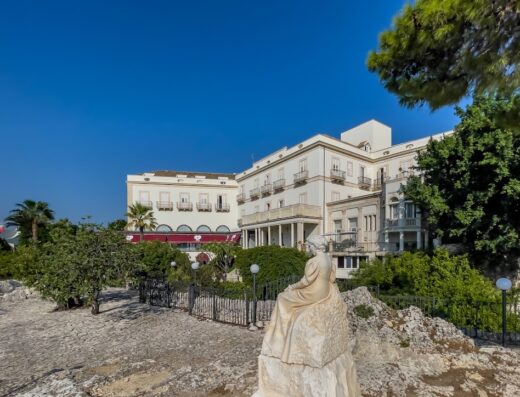 Grand Hotel Villa Politi vista esterna con statua in primo piano e architettura elegante, Siracusa, Sicilia