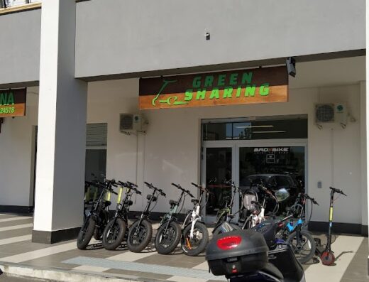 Green Sharing: negozio di noleggio e officina di biciclette e scooter elettrici con esposizione di bici e scooter disponibili a noleggio.