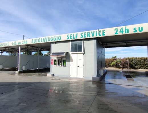Autolavaggio self-service 24 ore su 24 per motocicli e altri veicoli, ideale per la pulizia e la manutenzione durante i viaggi in moto.