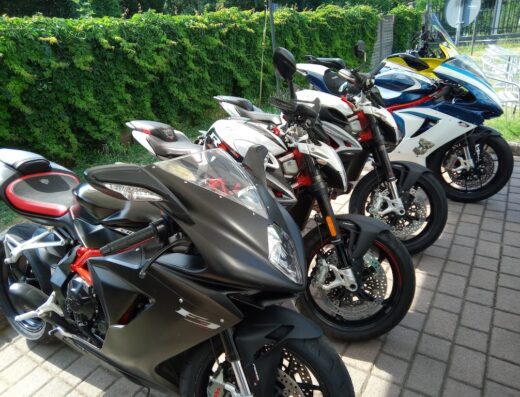 File di motociclette MV Agusta parcheggiate, che mostrano modelli sportivi e naked bike. Servizi e accessori per moto.