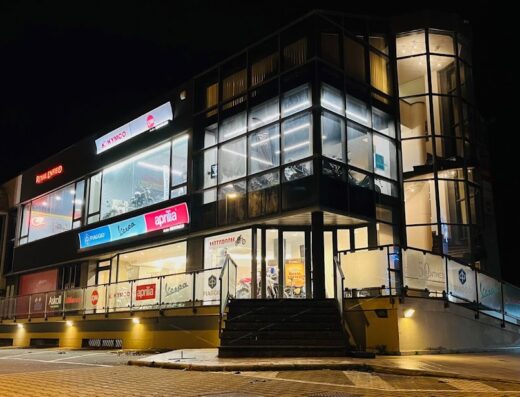 Concessionaria Gruppo Bientinesi di notte, rivenditore autorizzato di moto Royal Enfield, Kymco, Aprilia, Piaggio e Vespa. Ampia scelta di modelli e accessori per motociclisti.