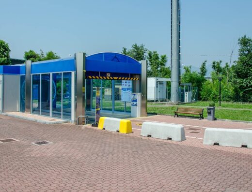 Autolavaggio self-service moderno con struttura blu e grigia, ideale per la pulizia di moto e auto, parte del Gruppo Drago