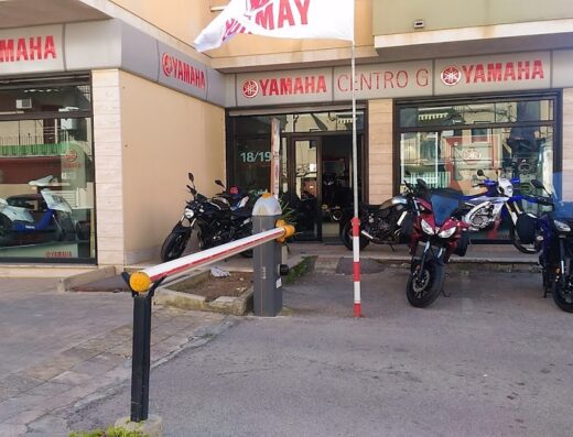 Concessionaria Yamaha Gruppo G SRL con diverse moto esposte all'esterno, vetrine con scooter e accessori, insegne Yamaha ben visibili.