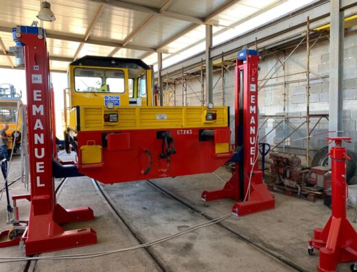 Officine Jolly: Locomotore di manovra sollevato con ponte elevatore Emanuel per manutenzione, riparazione e servizi specializzati.