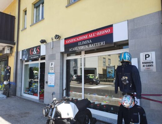 Negozio G&S Moto: vendita abbigliamento e accessori moto, sanificazione all'ozono caschi e interni, parcheggio riservato ai clienti.