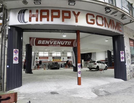 Foto dell'officina Happy Gomme Fuorigrotta con auto in riparazione. Servizi professionali per pneumatici, cambio gomme e manutenzione auto a Napoli.
