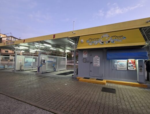 Happy Wash Autolavaggio Self Service: struttura per lavaggio moto self-service con box individuali e area pagamento automatica.