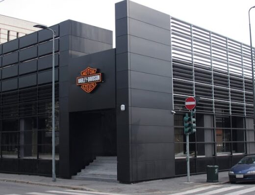 Showroom Harley-Davidson Gate32 a Milano, edificio moderno con logo Harley-Davidson ben visibile, vendita moto e accessori.