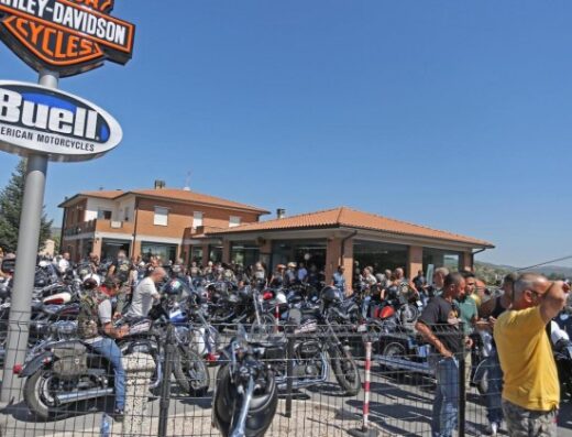 Harley-Davidson Perugia: Gruppo di motociclisti e moto Harley-Davidson parcheggiate di fronte alla concessionaria ufficiale. Evento, accessori e community di appassionati del marchio americano.