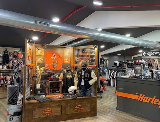 Interno del negozio Harley-Davidson a Roma, con esposizione di abbigliamento, accessori e merchandising del marchio motociclistico.