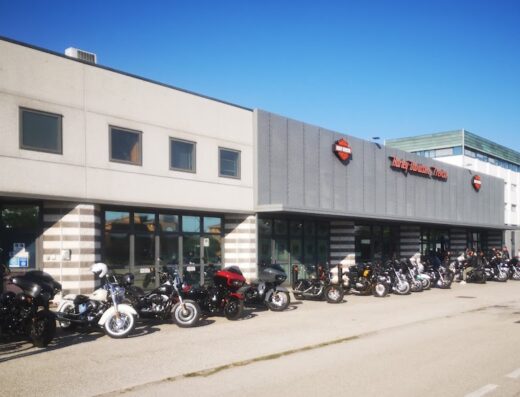Harley-Davidson Treviso: esposizione di moto Harley-Davidson di fronte alla concessionaria, con modelli custom, touring e accessori originali.