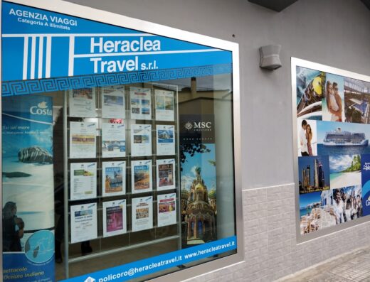 Vetrina dell'agenzia viaggi Heraclea Travel s.r.l. con offerte per vacanze, crociere MSC e Costa, viaggi last minute e pacchetti turistici.