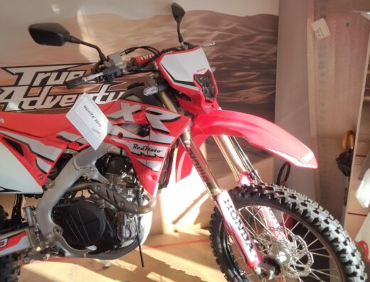 Honda CRF 450 RX esposta presso Honda Magazine in Napoli srl, moto da cross rossa e bianca con logo Red Moto, ideale per competizioni e avventure off-road.