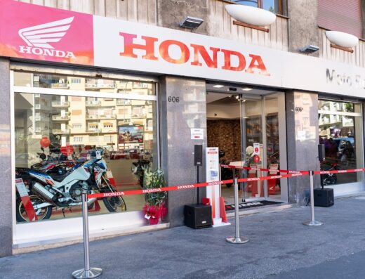 Concessionaria Honda Moto Roma: vetrina con moto in esposizione, insegna Honda ben visibile. Servizi di vendita, assistenza e accessori per motociclisti a Roma.