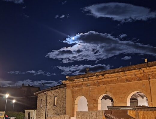 Veduta notturna dell'Hotel Albrici, con cielo illuminato dalla luna e nuvole, che crea un'atmosfera suggestiva e accogliente per i viaggiatori.