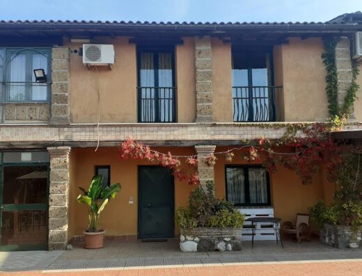 Hotel Antico Residence Roma: Facade of the building with balconies, entrance, and plants. Architecture and travel destination.
