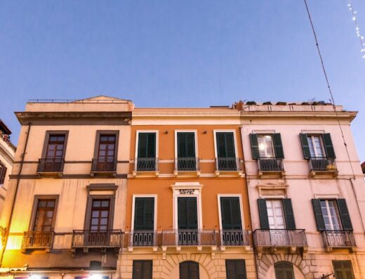 Hotel Baylle: facciata esterna dell'hotel con balconi e finestre verdi, architettura storica in Italia, ideale per un soggiorno confortevole e una vacanza indimenticabile.