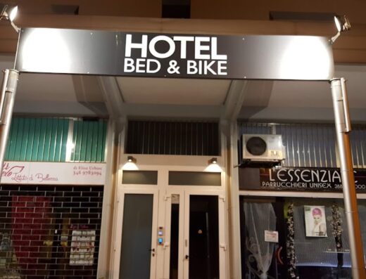Foto dell'ingresso dell'Hotel Bed & Bike a Cesena, un alloggio ideale per motociclisti e viaggiatori in bicicletta che cercano comfort e servizi dedicati.