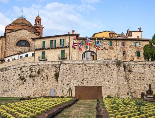 Hotel Boutique a Castiglione del Lago con vista panoramica sulla fortezza medievale e giardini curati.