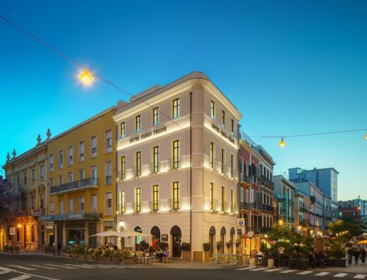 Hotel Carlo Felice a Cagliari, Sardegna, Italia, illuminato di sera. L'architettura elegante e la posizione centrale lo rendono ideale per un soggiorno confortevole.