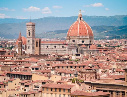 Panoramica di Firenze, Italia, con il Duomo di Firenze e le colline sullo sfondo, ideale per viaggi e turismo.