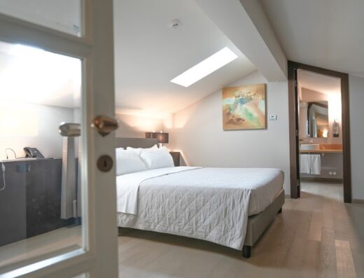 Camera matrimoniale superior all'Hotel Europa a Reggio Emilia, con letto comodo, bagno moderno e arredi di design per un soggiorno di lusso.