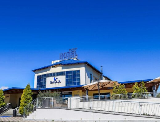 Esterno dell'Hotel Gallia Centro Congressi con insegna HOTEL sul tetto e logo Gallia sulla facciata, ideale per viaggi e soggiorni.