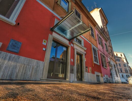Hotel Giolitti a Roma: facciata colorata dell'hotel con ingresso principale, insegna e dettagli architettonici tipici del quartiere.