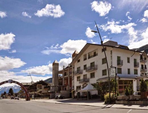 Hotel Italia con vista panoramica sulle montagne italiane, un luogo ideale per motociclisti in viaggio, con servizi dedicati e accessori moto disponibili.
