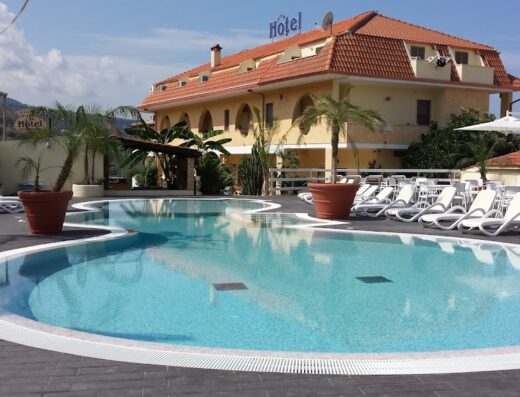Hotel La Praia: ampia piscina esterna con lettini prendisole, ideale per relax e vacanze in Calabria. Servizi esclusivi per turisti.