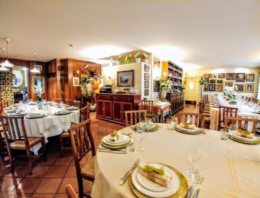 Interno elegante del Hotel Locanda al Sole, con tavoli imbanditi e arredamento classico, ideale per eventi e ricevimenti.