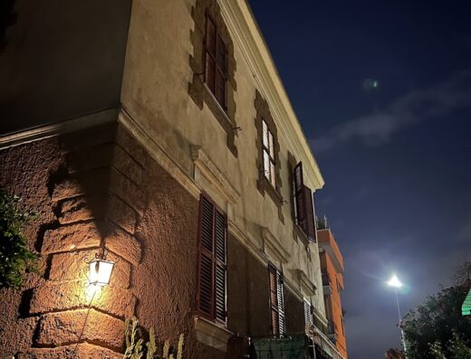 Hotel Lodi vista notturna: Facciata illuminata con finestre chiuse, dettagli architettonici e cielo stellato. Alloggio di charme a Lodi.