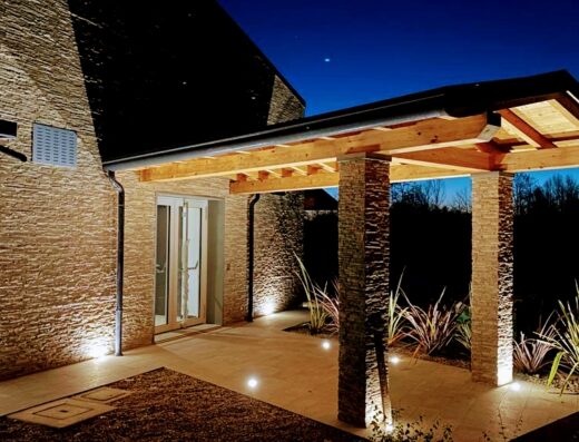 Hotel Luna Pordenone: Esterno elegante con portico illuminato, pareti in pietra e design moderno, ideale per un soggiorno confortevole.