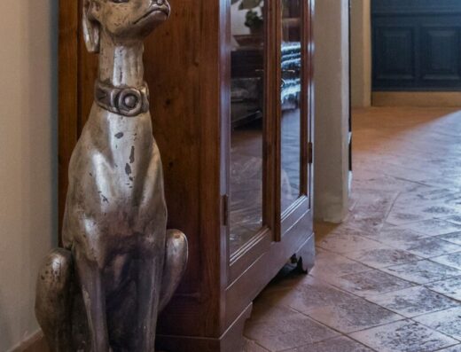 Scultura di cane in metallo all'Hotel Palazzo Pacini, un dettaglio di design elegante nell'arredamento interno dell'hotel.