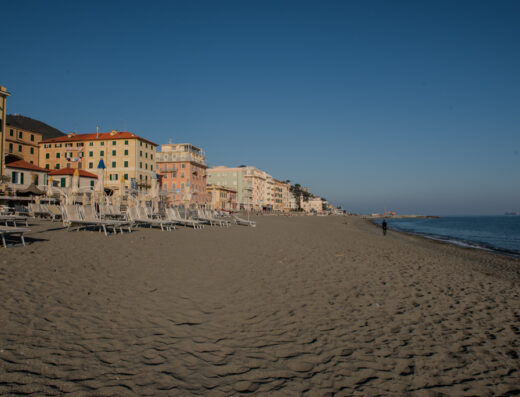 Spiaggia di Varazze vicino all'Hotel Piccadilly, con ombrelloni e lettini pronti per i turisti. Vista sul lungomare e sul mare.