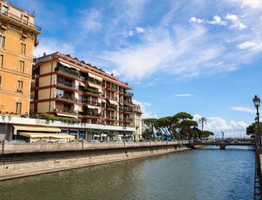 Veduta di un canale a Portofino, Italia, con edifici colorati e cielo azzurro, tipico paesaggio turistico italiano.
