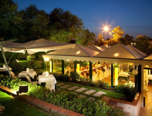 Ristorante Fior con tavoli all'aperto illuminati di sera, ambiente elegante e accogliente per cene e eventi speciali.