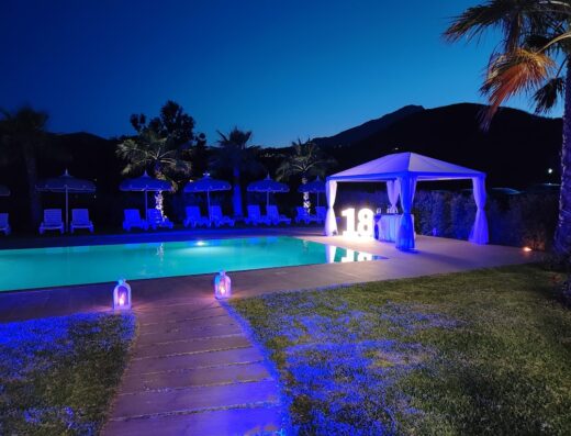 Hotel Santa Lucia Di Bifano Paolo: Piscina illuminata di notte con gazebo per festa di diciottesimo compleanno, perfetta per vacanze e relax in Molise.