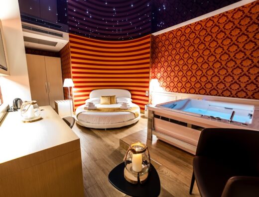 Camera lussuosa dell'Hotel Terre dei Salici con letto rotondo, vasca idromassaggio, illuminazione a stelle e arredi moderni per un soggiorno rilassante.