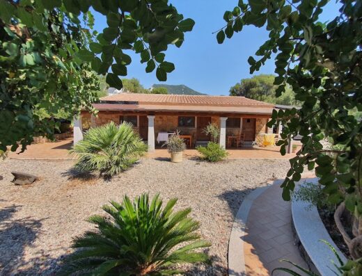 Villa Maria Caterina, hotel turismo rurale in Sardegna, Italia. Vista esterna della pittoresca struttura con giardino curato e architettura tipica.