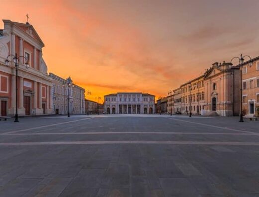 Piazza Grande a Palmanova al tramonto, Italia, con architettura storica e cielo arancione. Ideale per hotel Universal, viaggi e turismo.