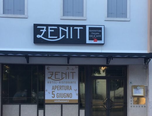 Hotel Zenit, hotel ristorante italiano con apertura il 5 giugno. L'insegna riporta 'Manifattura Italiana del Caffè' e l'indirizzo email info@hotelzenit.it.