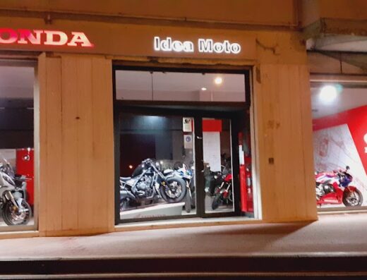 Concessionaria Idea Moto Honda s.a.s. con esposizione di moto Honda in vetrina, vendita moto, accessori moto e ricambi originali.