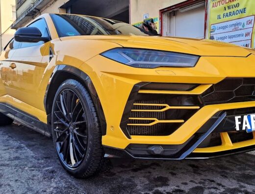 Autolavaggio Il Faraone: Lamborghini Urus gialla appena lavata, dettaglio dei cerchi neri e della carrozzeria splendente.