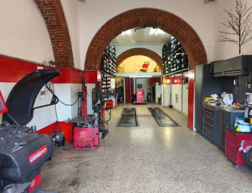 Interno dell'officina Il Gommista di Terrazzano Antonio, specializzata in pneumatici e servizi per moto, con attrezzature per il montaggio e l'equilibratura.