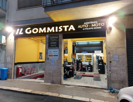 Facciata de "Il Gommista", gommista a Palermo che offre vendita e assistenza pneumatici auto e moto, convergenza computerizzata, equipaggiatura auto e moto e cerchi in lega leggera.